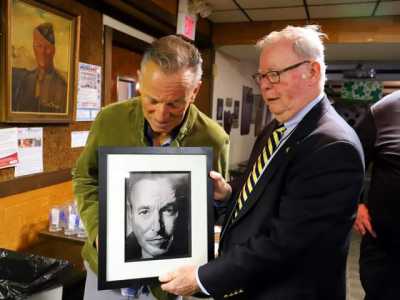 Springsteen � andato a trovarli nella loro sede e loro gli hanno finalmente consegnato il disegno. Sembra che Bruce alla vista del quadretto abbia esclamato: �Oh wow, sono io. Lo adoro!�